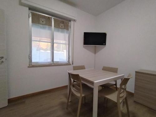 TV a/nebo společenská místnost v ubytování Delfini Apartment