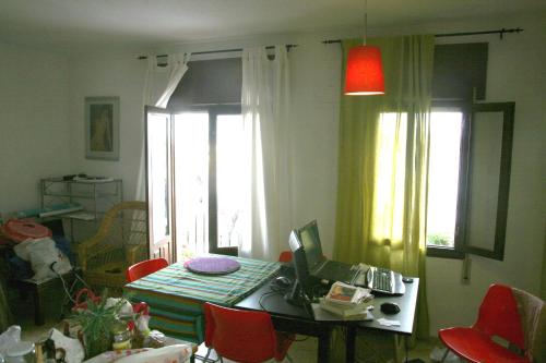 een kamer met een tafel en een laptop erop bij Altea - Bellaguarda in Altea