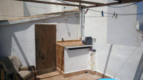 een kamer met een deur en een toonbank in een muur bij Altea - Bellaguarda in Altea