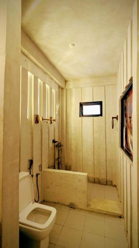 a bathroom with a toilet and a bath tub at Hidden hi gust ella in Ella