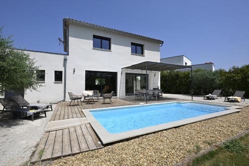 une piscine devant une maison dans l'établissement La Villa Plein Soleil, à LʼIsle-sur-la-Sorgue