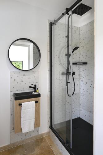 une salle de bain avec une douche avec un lavabo et un miroir dans l'établissement La Villa Plein Soleil, à LʼIsle-sur-la-Sorgue