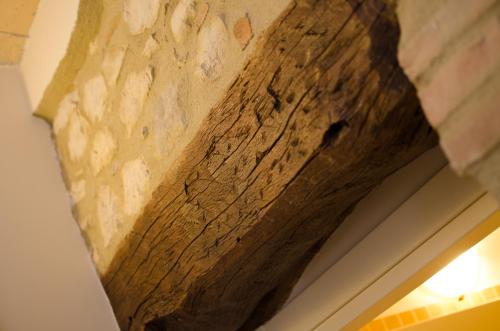 a wooden beam on the ceiling of a room at Agriturismo Tenuta Umberto I in Ripacorbaria