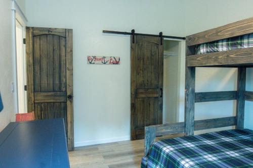 Postel nebo postele na pokoji v ubytování Lakefront The Bunkhouse - 32