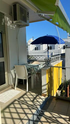 Un balcón o terraza de Casa centralissima Torre dell Orso 100m dal mare