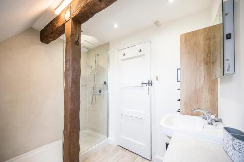 Et badeværelse på Hollybank Cottage, Ufford