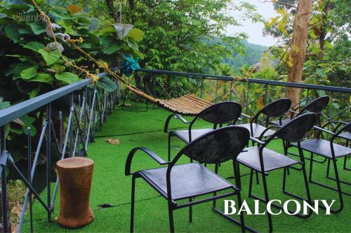 Taman di luar Nilambu Homestay