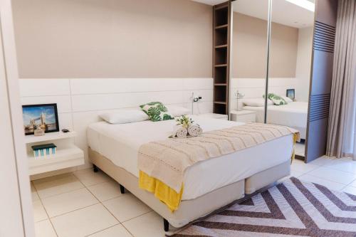 Un dormitorio con dos camas y un baño. en V802 Flat em frente ao Conjunto Nacional, en Brasilia