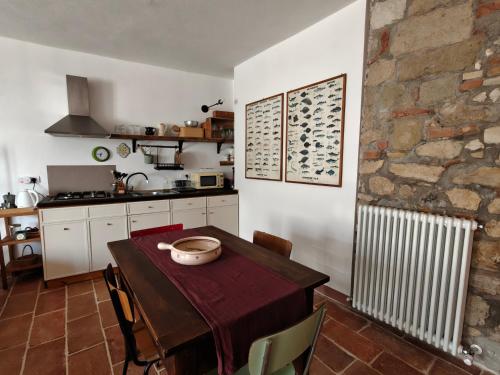 Η κουζίνα ή μικρή κουζίνα στο Il CHIOSTRO oasi di pace con antica cantina nel cuore del Monferrato Unesco