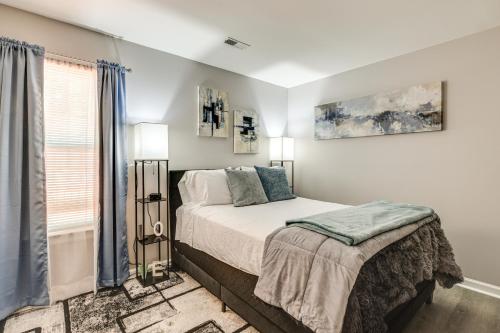 Katil atau katil-katil dalam bilik di 5 Mi to Dtwn Family-Friendly Home in Richmond!