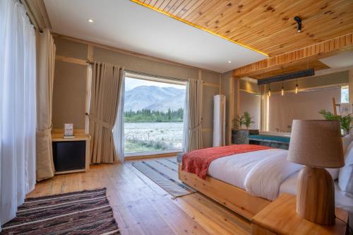 Postel nebo postele na pokoji v ubytování Rivage Resort Skardu