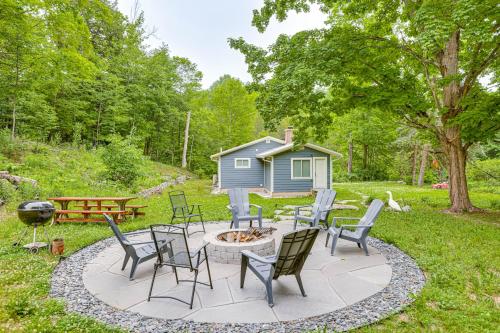 Photo de la galerie de l'établissement Secluded Suttons Bay Retreat with Fire Pit!, à Suttons Bay