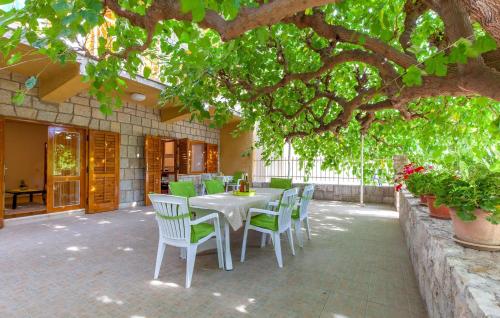 Ferienhaus Maric Mit Terrasse Und Balkon