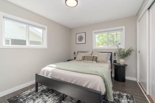 Ένα ή περισσότερα κρεβάτια σε δωμάτιο στο Charming Eugene Bungalow
