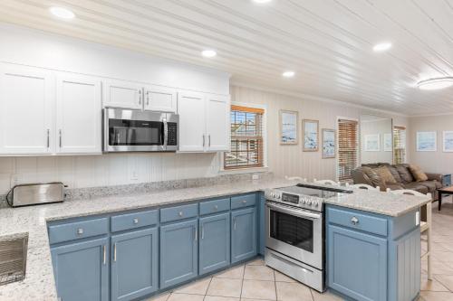 Η κουζίνα ή μικρή κουζίνα στο Modern Coastal Comfort Near the Ocean