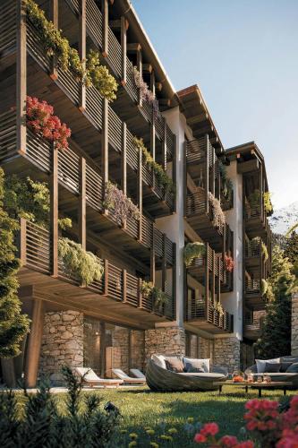 un condominio con piante sui balconi di Le Geant, Courmayeur, Apartments by Marriott Bonvoy a Courmayeur