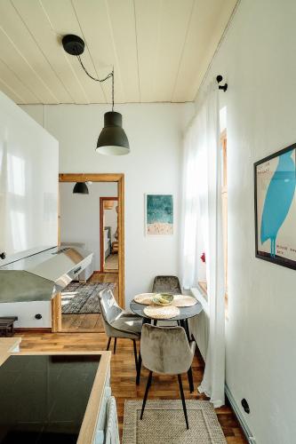 a living room with a table and a bed at Your Lutsu Apartment Lux Retro Prime Spot in Viljandi