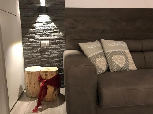 a living room with a couch and two logs at Little MB in Premadio