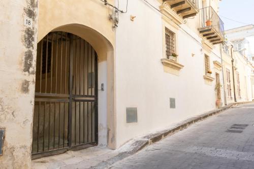 a building with a large door on the side of a street at Dimora delle volte in Noto