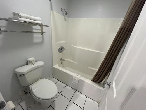 Bilik mandi di Motel 6-Urbana, IL