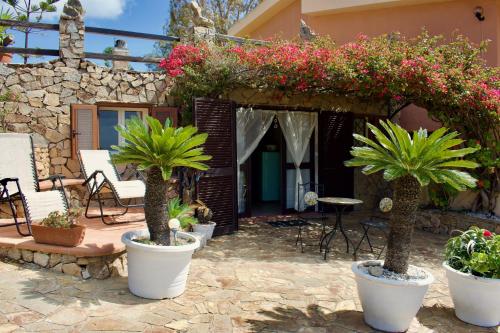 Taman di luar Villa con Splendido Giardino e Vista Mare a Osseddu - Olbia