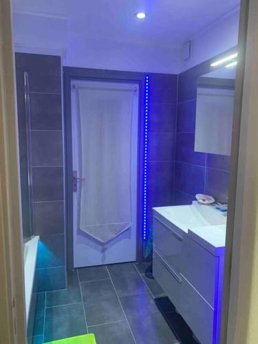 une salle de bain violette avec une douche, un lavabo et une baignoire dans l'établissement Chambre avec vue, à La Colle-sur-Loup
