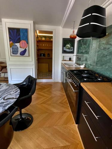 une cuisine avec une cuisinière et un comptoir dans l'établissement Apparemment luxueux niché dans les arbres, à Narbonne