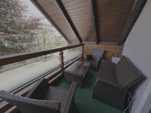 a room with chairs and a table on a balcony at Villa Racing - Privatzimmer in Spielberg in Spielberg