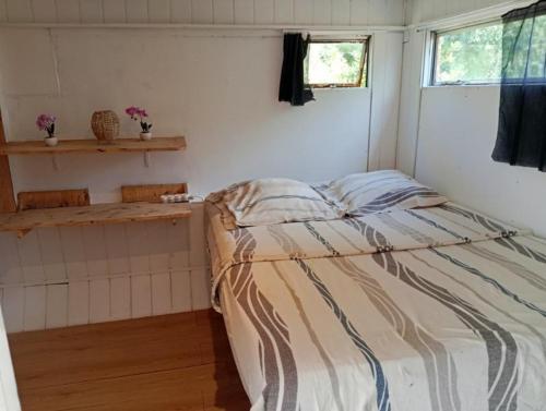 une chambre avec un lit dans une pièce avec une fenêtre dans l'établissement Mobil-Home avec piscine et jardin 1500 m2, à Valras-Plage