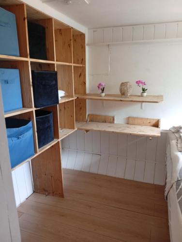 une chambre avec des étagères en bois sur le mur dans l'établissement Mobil-Home avec piscine et jardin 1500 m2, à Valras-Plage