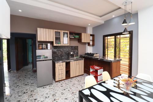 Una cocina o zona de cocina en AfriqPnB RF Appart 3-chambres avec Piscine