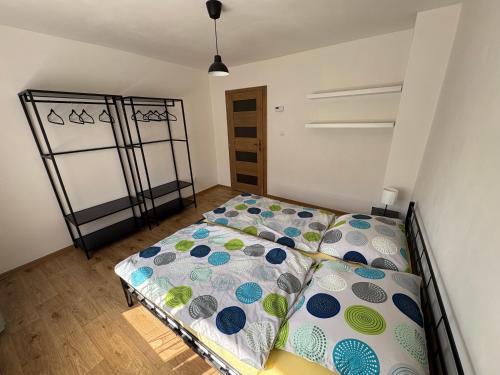Ein Bett oder Betten in einem Zimmer der Unterkunft Ubytko u Karla