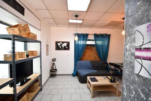 Un televizor și/sau centru de divertisment la L'ATELIER H24, Studio Cosy,Port,Plage,Wifi,Netflix
