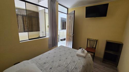 Ένα ή περισσότερα κρεβάτια σε δωμάτιο στο Hostal Amazonas