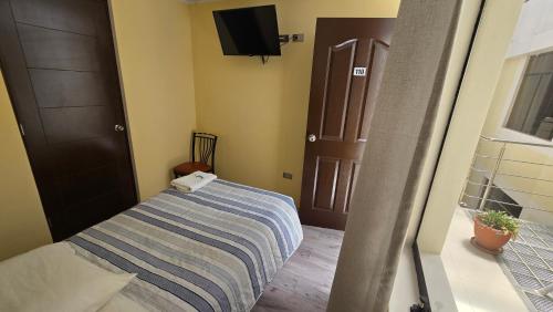 Ένα ή περισσότερα κρεβάτια σε δωμάτιο στο Hostal Amazonas