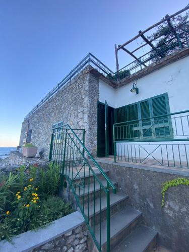 Το κτήριο όπου στεγάζεται  η παραθεριστική κατοικία