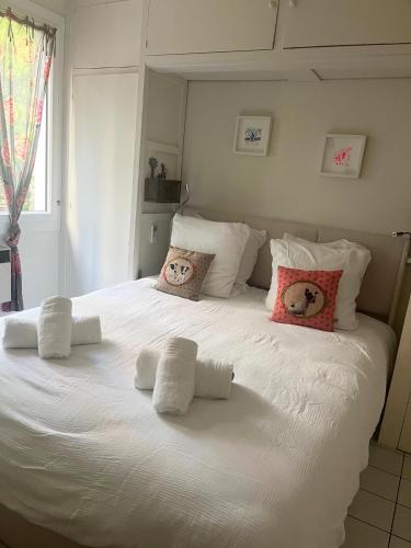 - un grand lit blanc avec trois oreillers dans l'établissement Hossegor Centre Ville T2 Rez de Chaussée Terrasse, à Hossegor