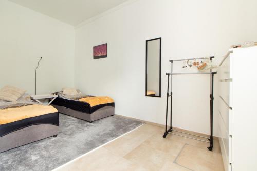 イェレニャ・グラにあるApartament Grodzka Centrumのベッド2台と壁掛け鏡が備わる客室です。