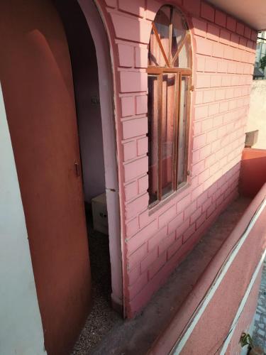 Edificio en el que se encuentra el hostal o pensión