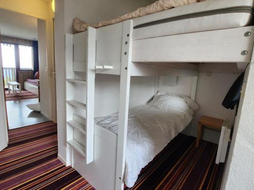 Ce lit superposé se trouve dans un dortoir doté de lits superposés. dans l'établissement Avoriaz - Appartement cosy 4 pers avec balcon ensoleillé - FR-1-633-85, à Morzine