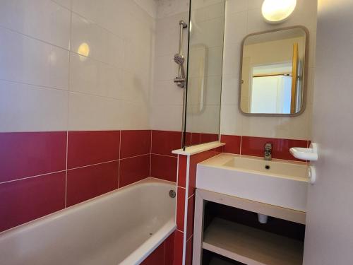 une salle de bain avec une baignoire, un lavabo et un miroir dans l'établissement Avoriaz - Appartement cosy 4 pers avec balcon ensoleillé - FR-1-633-85, à Morzine