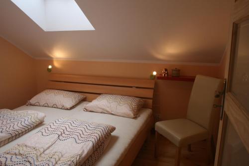 Ένα ή περισσότερα κρεβάτια σε δωμάτιο στο Apartamenty Jaśmin i Lilia jez. Sunowo koło Ełku