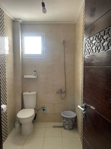 a bathroom with a toilet and a shower at Appartement à oued laou mekkad in Oued Laou