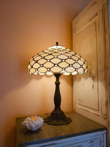 a lamp sitting on top of a table with a bowl at Nippon Tranquillity in Carobbio degli Angeli