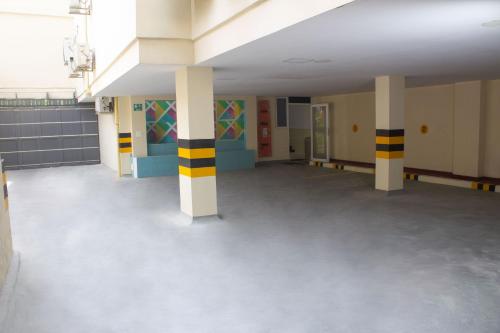 an empty room with columns in a building at Hotel Catedral inn B SAS in Barranquilla