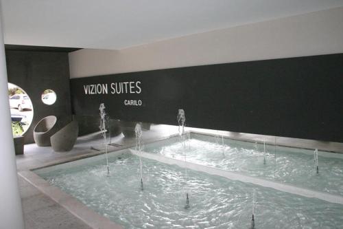een grote plas water in een gebouw bij Vizion Suites by CELTIS in Carilo