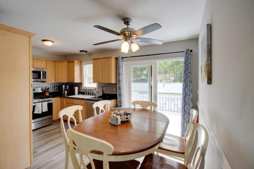 Η κουζίνα ή μικρή κουζίνα στο Charming Somers Point House with Private Pool!