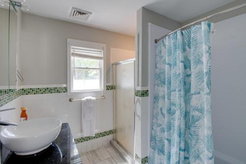 ein Badezimmer mit Waschbecken und Dusche in der Unterkunft Charming Somers Point House with Private Pool! in Somers Point
