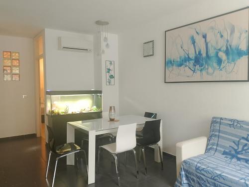 a living room with a table and chairs and a fish tank at La Casa al mare in Marina San Vito