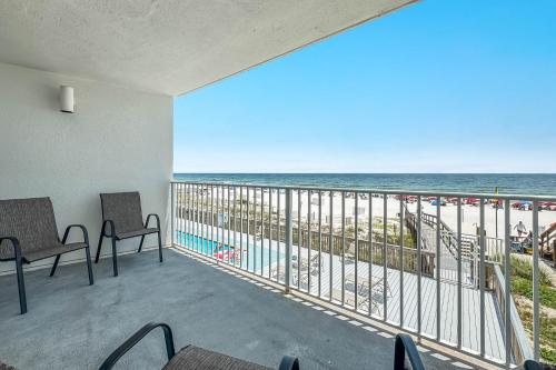 einen Balkon mit Stühlen und Strandblick in der Unterkunft Perdido Skye 16 in Pensacola